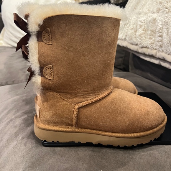 NWOT Ugg Bailey Bow II Size 5 - Picture 2 of 5